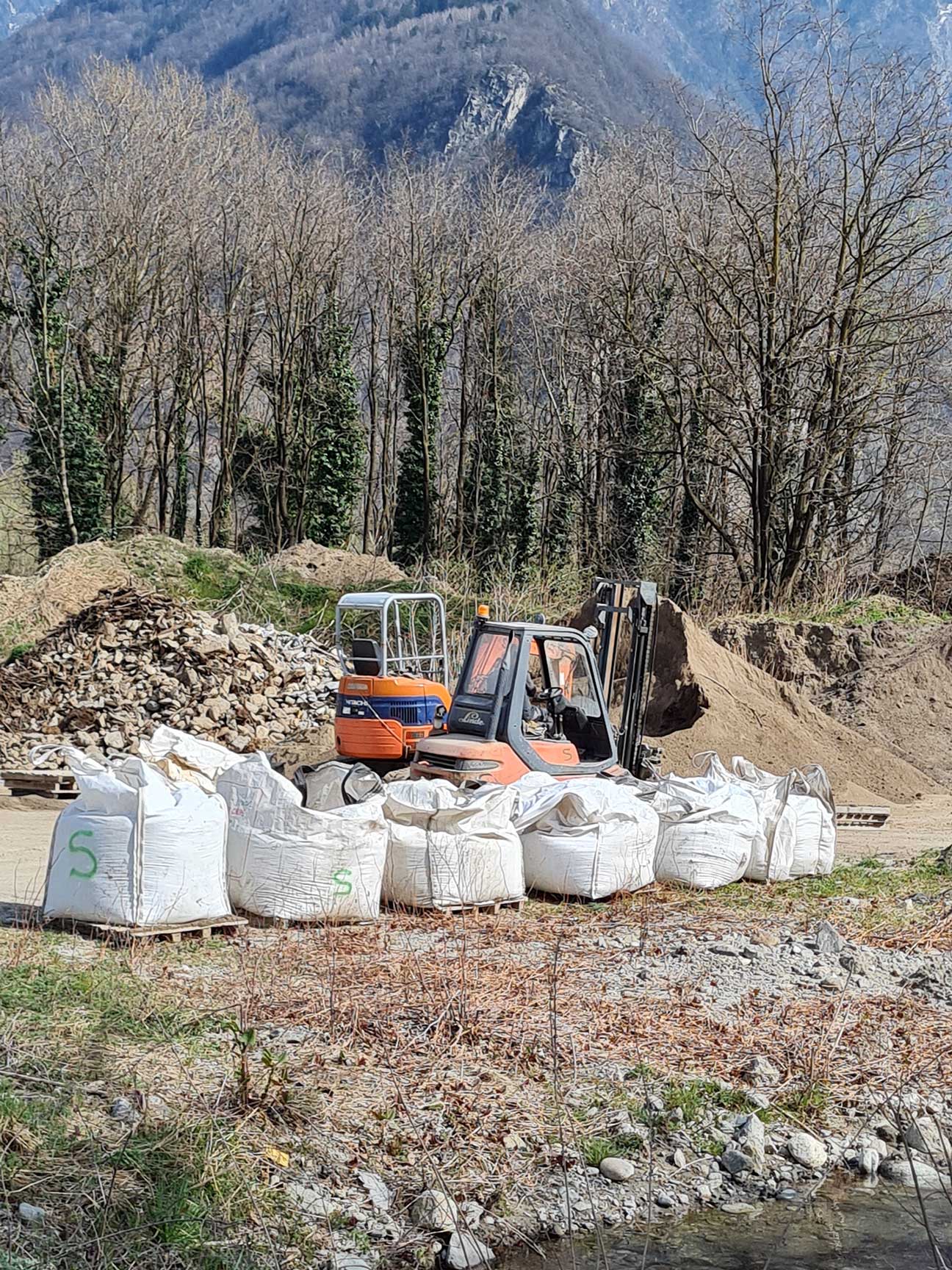 preparazione sacchi di terra vagliata
